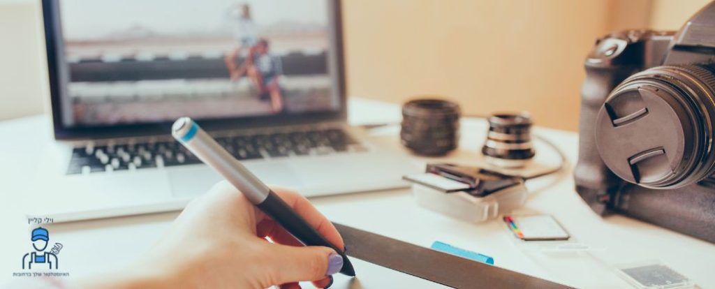 מה הופך את Photoshop לכלי בלתי ניתן לוותר עליו למאה ה־21 של הצלם, בצד שמאל למטה לוגו אתר willi-plumber. ניתן לראות ידיים מתעסקות על גבי שולחן באובייקטים שונים, וברקע מסך לפטופ מקרין תוכנת פוטושופ
