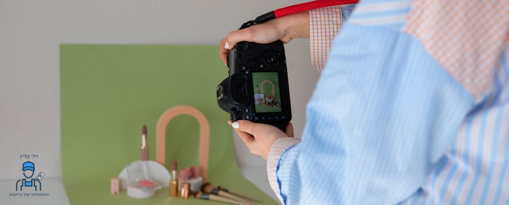 בצד שמאל למטה לוגו אתר willi-plumber, וניתן לראות ידיים של אישה מצלמות אובייקטים שמונחים על משטח ורקע ירוקים